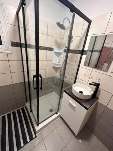 Un baño con ducha, lavabo e inodoro. en Olymbos Garden Apartment IV, en Ayia Napa