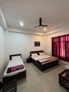 Letto o letti in una camera di Hotel Shree Ram