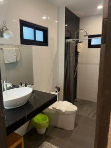 パンガン島にあるBaan Sam3 studio in Thong Salaの洗面台、トイレ、シャワー付きのバスルーム