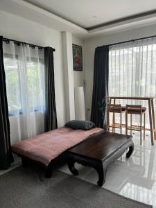 パンガン島にあるBaan Sam3 studio in Thong Salaのベッドルーム1室(ベッド1台、テーブル、窓付)