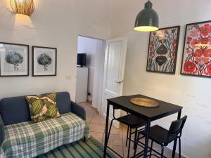 salon z kanapą i stołem w obiekcie Sapiti 2 P we Florencji