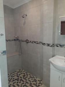 Muthaiga Stays - Studio Venue في ديربان: حمام أبيض مع دش ومغسلة