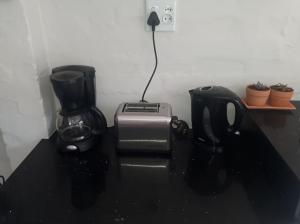 Muthaiga Stays - Studio Venue في ديربان: ماكينة صنع القهوة وخلاط في الغرفة