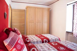 Appartamenti al Parco في مولفينو: غرفة نوم بسريرين وخزانة