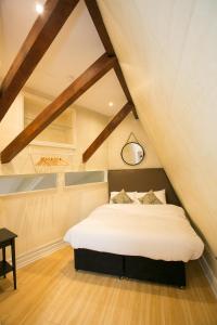 a bedroom with a bed in the attic at Parnell Boulevard Apartments in Dublin