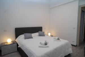 Postel nebo postele na pokoji v ubytování LED, comfort and style just a few minutes from the Colosseum