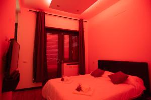 Postel nebo postele na pokoji v ubytování LED, comfort and style just a few minutes from the Colosseum