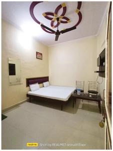 a hospital room with a bed and a chandelier at HOTEL New Ashoka ! Near Maa Sidheshwari Kaali Badi - Prayagraj Rambag Railway Station in Prayagraj