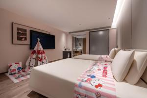Una cama o camas en una habitación de Atour Hotel Hangzhou Xixi West Lake District Cultural and Sports Center