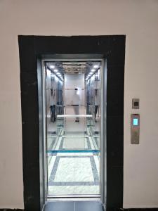 un pasillo en un edificio con puerta de cristal en Апартаменты ЖК БАХМАЛ, en Samarkand