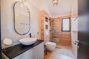 Ένα μπάνιο στο Villa Alps2Sea with Private Pool