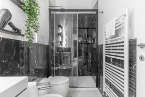 y baño en blanco y negro con aseo y ducha. en A 3 min dalla Metro - Silenzio e Relax - Marble Noir, en Milán 11 fotos más