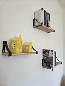 une étagère avec un livre et quelques livres et un magazine dans l'établissement Gemütliche 2 Zim Wohnung mit Fahrradstellplätzen, à Coblence 22 autres photos