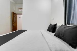 Postel nebo postele na pokoji v ubytování Hotel O Sai Deep Place