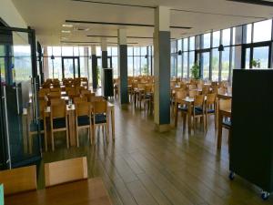 Reštaurácia alebo iné gastronomické zariadenie v ubytovaní Hotel Lika Jug