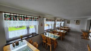 Una vista aérea de un restaurante con mesas y ventanas. en Willa Pod Kopiencem, en Zakopane