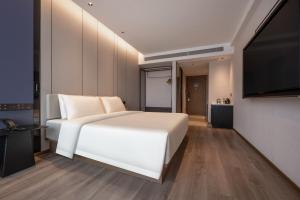 Una cama o camas en una habitación de Atour Hotel Hangzhou Xixi West Lake District Cultural and Sports Center