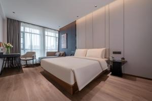 Una cama o camas en una habitación de Atour Hotel Hangzhou Xixi West Lake District Cultural and Sports Center