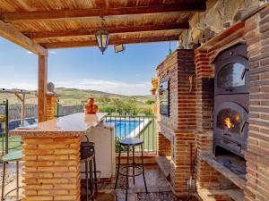 アルダレスにあるCubo's Casa Rural Villa Los Mellizosのレンガ造りの暖炉と屋外オーブンのあるパティオ