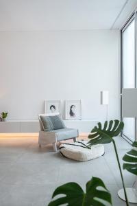 un soggiorno con un divano e una poltrona di Beautiful 3 bedroom Villa in Lisbon South Bay ad Almada