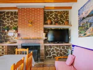 アルダレスにあるCubo's Casa Rural Villa Los Mellizosの暖炉とテレビのあるリビングルーム