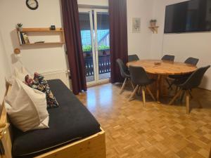 TV a/nebo společenská místnost v ubytování Apartments Rozle
