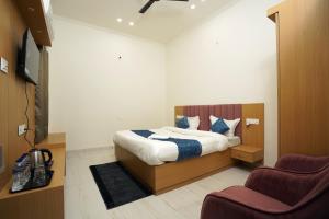 NalmathaHotel Royal Heriage的卧室里有一张床，上面有蓝白色的枕头 更多19张照片