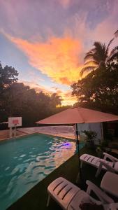 Kolam renang di atau dekat dengan A Touch of Pink Secret Eco Retreat with Pool, Starlink WiFi, Netflix, Mountain Views - Peaceful Stay in Puerto Princesa Near Underground River, Firefly Watching, and Waterfalls - Perfect Stop Between El Nido, Port Barton, and Puerto City - Scooter Rental