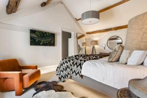 una camera da letto con un letto e una sedia di Wharton House Mews in Cartmel, Lake District a Cartmel Altre 47 foto