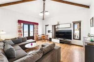 ein Wohnzimmer mit Sofa und Tisch in der Unterkunft Villa dona Isidora - VipVipVillas in Teguise