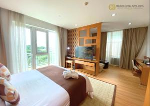 TV a/nebo společenská místnost v ubytování Pefaco Hotel Maya Maya
