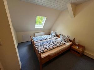 a bedroom with two beds and a window at Motel auf der Alm in Soltau