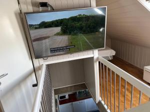 TV de pantalla plana colgada en una escalera en Higly rated superhost in citycenter, en Tønsberg