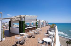 restauracja na plaży ze stołami i krzesłami w obiekcie La Barracuda w mieście Torremolinos