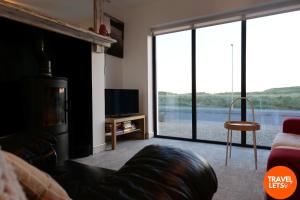 TV a/nebo společenská místnost v ubytování No 5 Sandycove