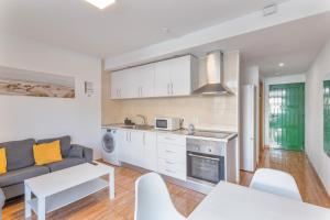 kuchnia i salon z kanapą i stołem w obiekcie Apartamento Yumbo Dunas 2 w mieście San Bartolomé