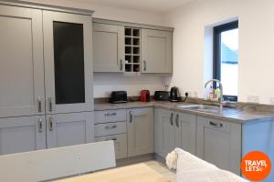 Kuchyň nebo kuchyňský kout v ubytování No 5 Sandycove + 21 fotografií