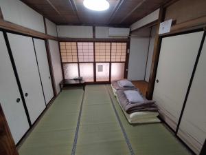 Postel nebo postele na pokoji v ubytování 木の家ゲストハウス前橋5号館
