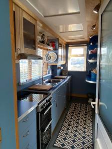Η κουζίνα ή μικρή κουζίνα στο Comfortable bungalow in Goodwick no TV with private parking one car