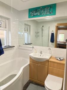 Ένα μπάνιο στο Comfortable bungalow in Goodwick no TV with private parking one car