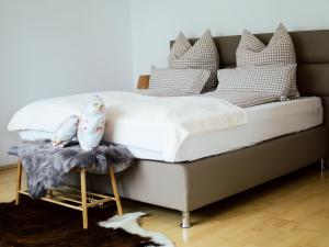 Una cama con almohadas en un dormitorio. en Mein Schwarzwaldzauber, en St. Blasien