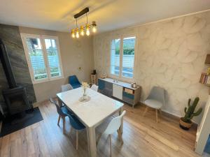 a dining room with a table and chairs at Le chant de l'eau in Uzerche