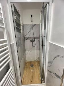 Koupelna v ubytování Parisa Home