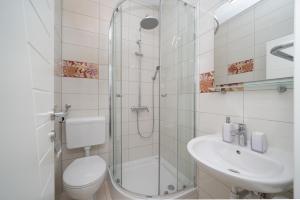 Koupelna v ubytování Apartmani Marivo + 32 fotografií