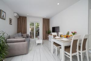 TV a/nebo společenská místnost v ubytování Apartmani Marivo