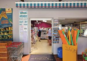 Et supermarked eller andre butikker på campingpladsen eller i nærheden + 12 billeder