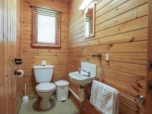 Ένα μπάνιο στο Oak Lodge +30 φωτογραφίες