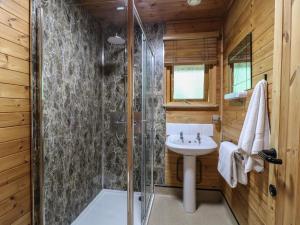 Bilik mandi di Chestnut Lodge +29 gambar