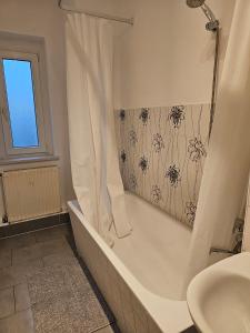 a bathroom with a bath tub and a sink at Leuna bei Leipzig & Halle - 2 Apartments mit je 3 Schlafzimmern, Küche, Bad in Leuna