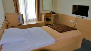 A bed or beds in a room at Hotel Lika Sjever